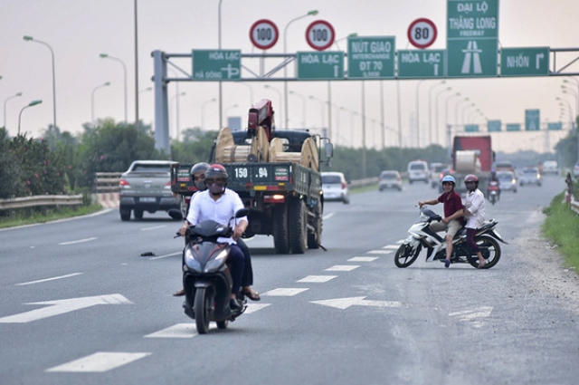 Nhiều người đi xe máy vào bên trong làn ô tô Đại lộ Thăng Long đã quay đầu bỏ chạy khi thấy lực lượng chức năng, đi ngược chiều bất chấp nguy hiểm. Ảnh Báo Giao Thông