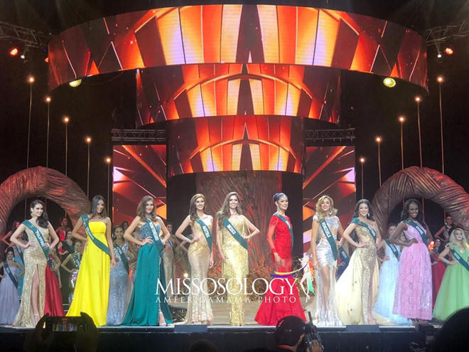 Top 18 được công bố. Nguyễn Phương Khánh của Việt Nam diện đầm màu vàng ánh kim (thứ 2 từ phải qua).