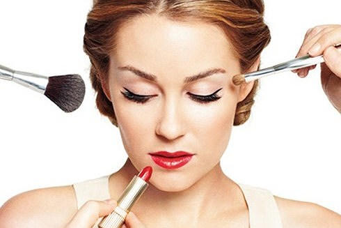 Lạm dụng mỹ phẩm:Trong các loại mỹ phẩm chứa hàm lượng lớn những chất tiềm ẩn ung thư. Nếu sử dụng mỹ phẩm không rõ nguồn gốc, xuất xứ hoặc mua phải hàng nhái, hàng kém chất lượng cũng là nguyên nhân gây bệnh ung thư da.