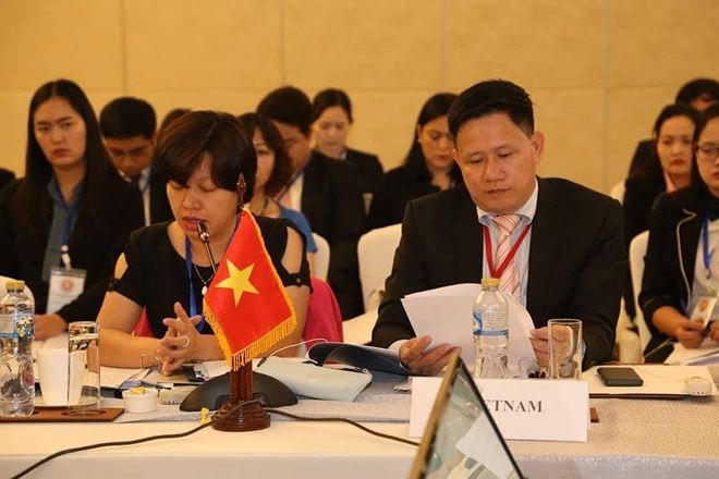 Ông Nguyễn Hữu Huyên (bên phải), Trưởng đoàn Việt Nam tham dự ASLOM 18