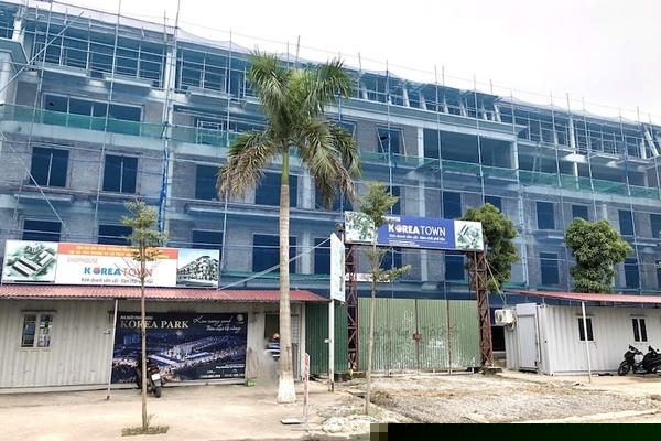 Thời gian qua, dù đã có văn bản cảnh báo, xử phạt vi phạm hành chính nhưng theo Sở Xây dựng Bắc Ninh, tình trạng rao bán trái phép các sản phẩm BĐS tại dự án Korea Town vẫn diễn ra hết sức tinh vi cả trên mạng xã hội và tại hiện trường dự án