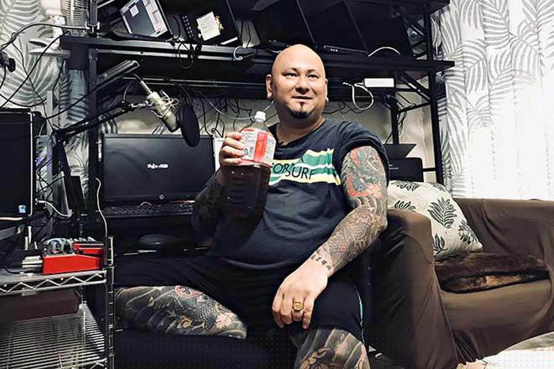 Cựu yakuza trở thành diễn viên đóng các vai giang hồ.