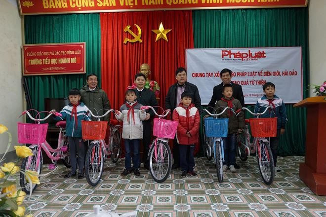 Các em học sinh vui mừng vì nhận được xe đạp để đến trường.