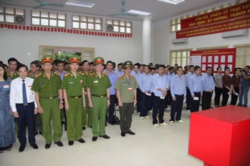 Thiếu tướng Đoàn Duy Khương, Giám đốc CATP Hà Nội và Thiếu tướng Đinh Văn Toản, Phó Giám đốc CATP dự khai mạc ngày bầu cử tại Trại tạm giam số 1 - CATP Hà Nội