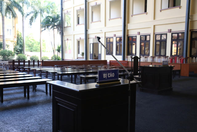 Lãnh đạo TAND tỉnh Phú Thọ cho biết, mặc dù phải đưa vụ án ra sân tòa để xét xử, nhưng TAND tỉnh này vẫn bố trí phòng xử án này theo đúng quy định, đảm bảo tính trang nghiêm, với đầy đủ các thiết bị như một phòng xử án bình thường.