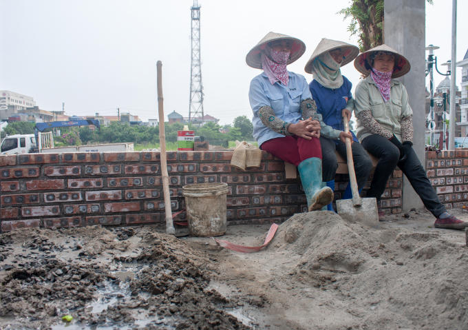 Phút nghỉ ngơi của những người phụ xây.