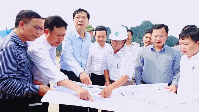 Ông Nguyễn Văn Đọc (thứ 3 từ trái qua) chỉ đạo giao Thanh tra tỉnh thanh tra toàn diện công tác quản lý đất đai tại huyện Vân Đồn.