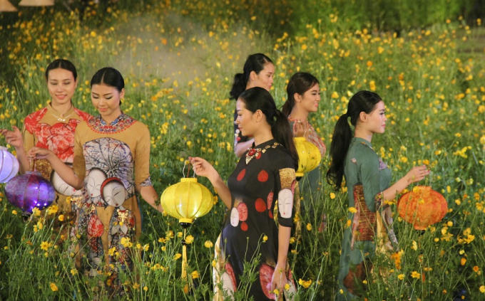 Độc đ&aacute;o biểu diễn tranh Huế kết hợp &Aacute;o d&agrave;i tại cầu Trường Tiền