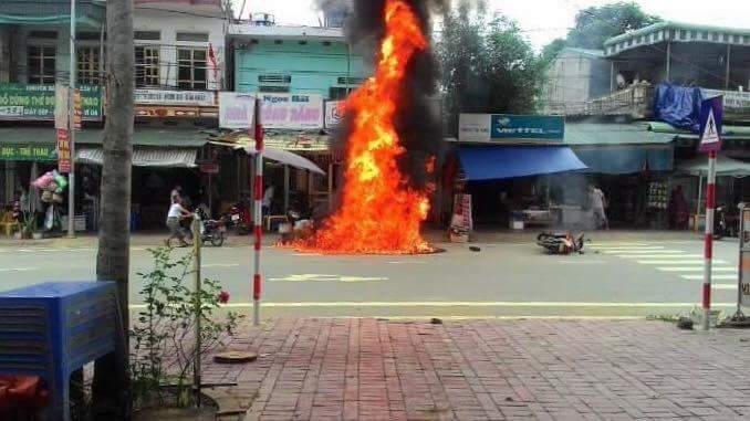 Xe máy bất ngờ bốc cháy dữ dội khi dựng kề bếp than.