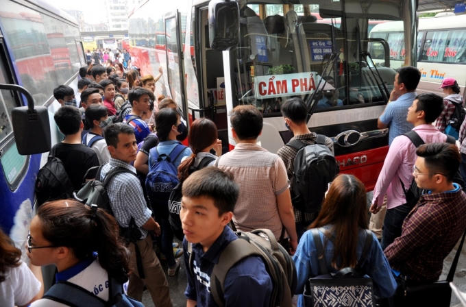 Để hạn chế tình trạng chặt chém, nhồi nhét khách, BQL bến xe Mỹ Đình đã yêu cầu các chủ xe ký cam kết về an toàn giao thông đường bộ và nghiêm cấm chở quá tải. Ông Tuấn cho hay, nếu người dân phát hiện bất cứ trường hợp nào vi phạm có thể phản ánh đến đường dây nóng 0913550524/0904205555 của BQL bến xe để được xử lý.