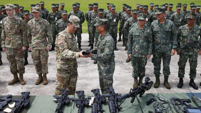 Chỉ huy lực lượng lính thủy đánh bộ Philippines Emmanuel Salamat (thứ 4 từ phải sang) nhận lô vũ khí mới do quân đội Mỹ chuyển giao (Ảnh: AP)