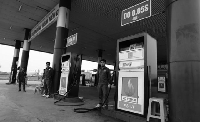 Buộc gắn thiết bị in chứng từ tại cây xăng là không hợp pháp. (Hình minh họa)