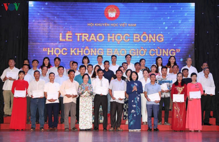 Lễ trao học bổng “Học không bao giờ cùng”.