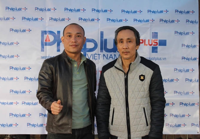 Thay mặt Tòa soạn Pháp luật Plus - Nhà báo Phạm Quốc Cường chúc ông Hàn Đức Long và gia đình sum vầy, hạnh phúc khi tết Xuân Đinh Dậu đang về. Mong công lý soi rọi minh oan để ông Long trở thành công dân tốt, gương mẫu cho con cháu noi theo.  Thay mặt gia đình, ông Hàn Đức Long cảm ơn Tòa soạn Pháp luật Plus, và các cơ quan báo chí và cơ quan bảo vệ pháp luật đã đồng hành cùng gia đình.