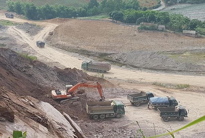 Công trường khai thác “lậu” khoáng sản ở Quang Sơn.