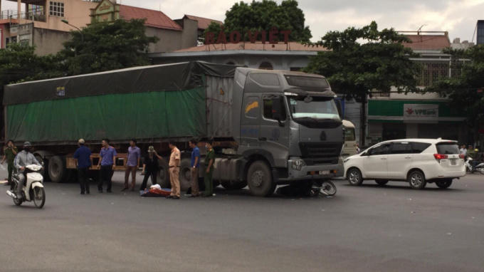 Vụ tai nạn đã khiến 2 người đàn ông tử vong dưới bánh xe đầu kéo.
