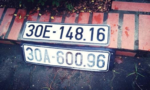 Mưa to,rụng biển!  Sau trận mưa, trên facebook, một vài người đã thông báo nhặt được các biển số xe. Theo một facebooker thì các biển số xe này được nhặt tại gã tư Big C Thăng Long, Hà Nội.