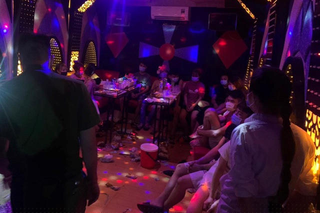 Bắt quả tang nhiều đối tượng đang bay lắc ma tuý trong quán hát
