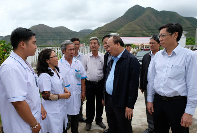 Ảnh 3. Thủ tướng đề nghị y bác sỹ Trạm y tế xã Ninh Ích, Thị xã Ninh Hòa nhanh chóng khắc phục thiệt hại đảm bảo chăm sóc sức khỏe nhân dân (ảnh: VOV)