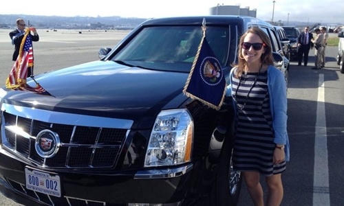 Natalie Tyson bên cạnh chiếc limousine chở tổng thống Mỹ. (Ảnh: NYTimes)