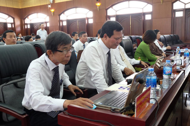 Ông Lê Văn Quang - nguyên Phó Ban Kinh tế - Ngân sách HĐND TP (ngoài cùng, bên trái) là cán bộ xin nghỉ trước tuổi hưu đầu tiên và được hưởng chế độ chính sách mới của Đà Nẵng