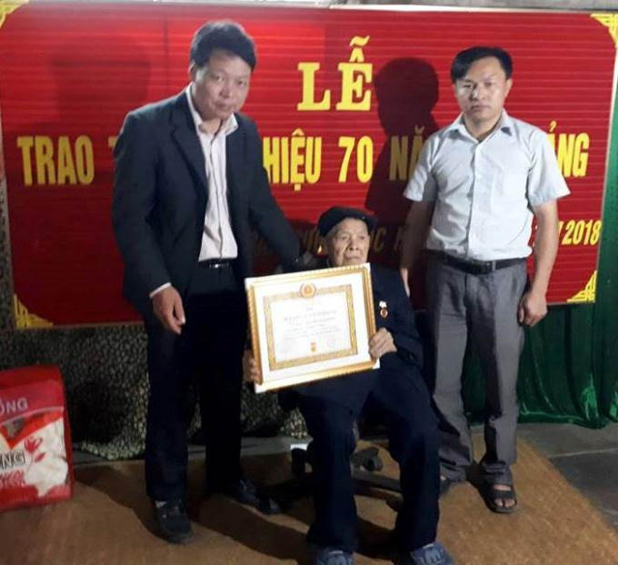 Lãnh đạo Đảng ủy, UBND xã Thông Huề trao huy hiệu 70 năm tuổi Đảng cho cụ Nguyễn Văn Nghiêm (94 tuổi).