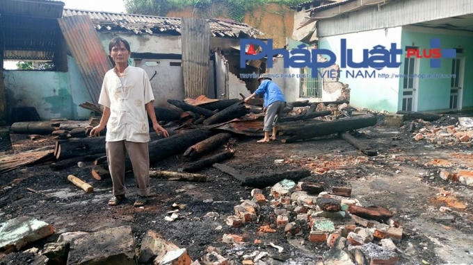 Hiện trường đám cháy chỉ còn lại gạch vụn và tro than đen nhẻm.