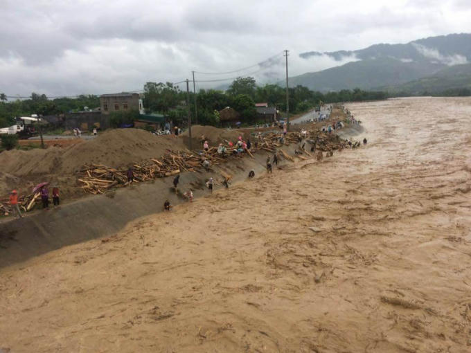 Y&ecirc;n B&aacute;i: Người d&acirc;n lao m&igrave;nh ra d&ograve;ng lũ vớt tr&acirc;u b&ograve;