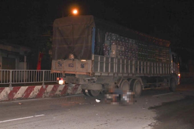 Chạy vào làn dành cho ôtô với tốc độ cao, nam thanh niên đâm vào xe tải đang đậu bên đường.