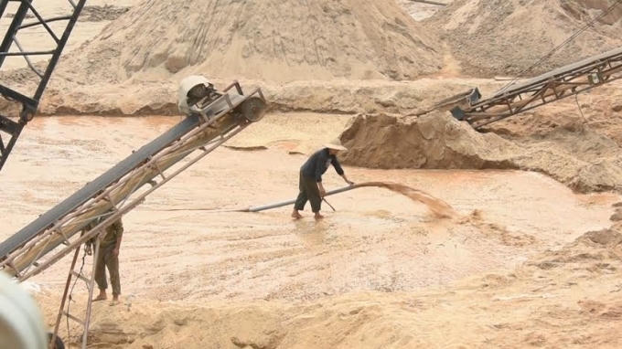 Hút cát ngay tại chân cầu Ngầm Chè, một công trình hiện xuống cấp nghiêm trọng.