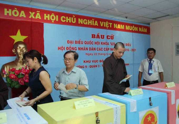 Các cử tri "chọn măt gửi vàng" thông qua các lá phiếu bầu cử.