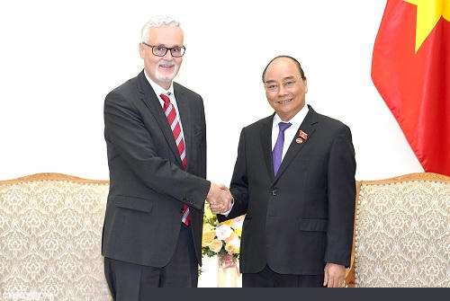 Thủ tướng Nguyễn Xuân Phúc và Đại sứ Đức tại Việt Nam Guido Hildner - Ảnh: VGP/Quang Hiếu