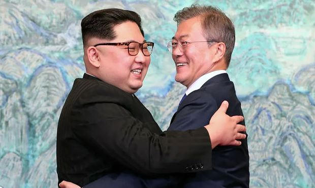 Tổng thống Hàn Quốc Moon Jae-in (phải) và Nhà lãnh đạo Triều Tiên Kim Jong-un. (Ảnh: Getty Images)