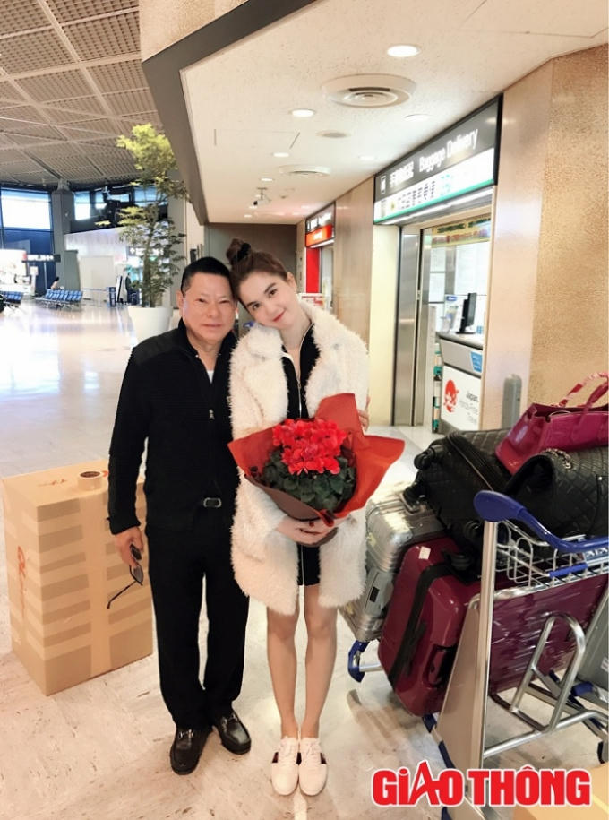 Vết son Ngọc Trinh tr&ecirc;n m&aacute;