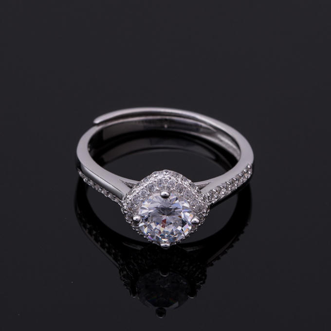 Nhẫn bạc sang trọng nữ nạm đá nhô lấp lánh tạo sức hút bằng viên đá quá cỡ được tô điểm nhờ những viên đá nhỏ đặt ở phía dưới tăng thêm phần hấp dẫn và cuốn hút cho sản phẩm.