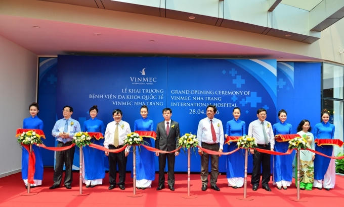 Nghi thức cắt băng khánh thành Bệnh viện Đa khoa Quốc tế Vinmec Nha Trang.