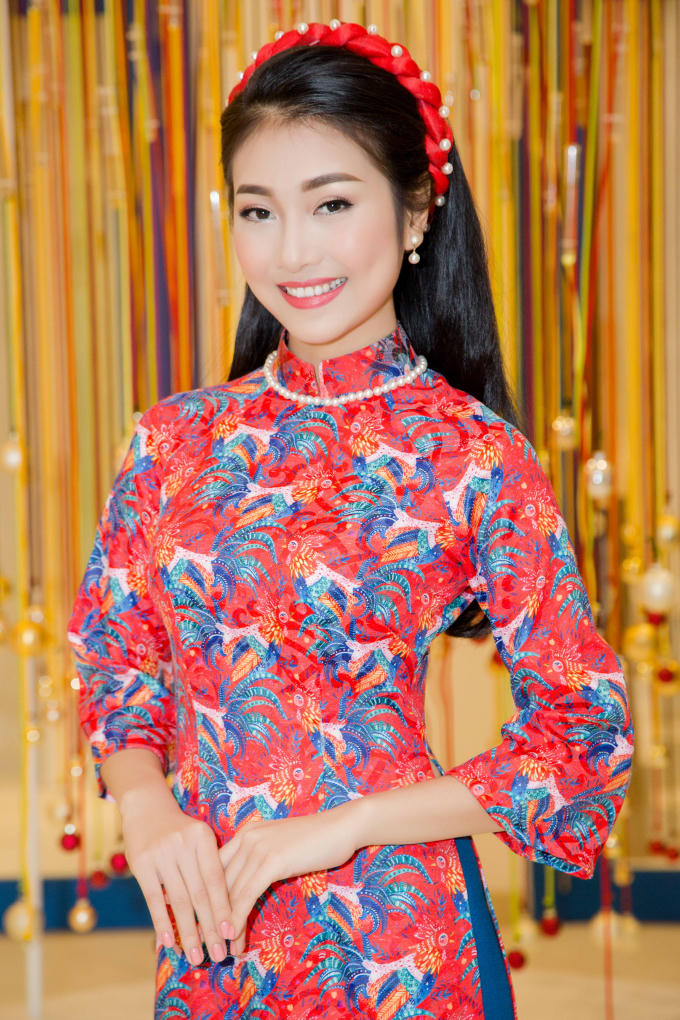 Bùi Nữ Kiều Vỹ sinh năm 1994 trong một gia đình có bố làm nghề nông, mẹ làm giáo viên cấp 1. Cô gái Quảng Nam sở hữu chiều cao 171cm, ba vòng 83 - 61- 89. Cô từng đoạt giải thưởng Thí sinh được yêu thích nhất và Miss Hoàn vũ 2016 của cuộc thi Học sinh, Sinh viên tài năng - thanh lịch thành phố Đà Nẵng năm 2016.