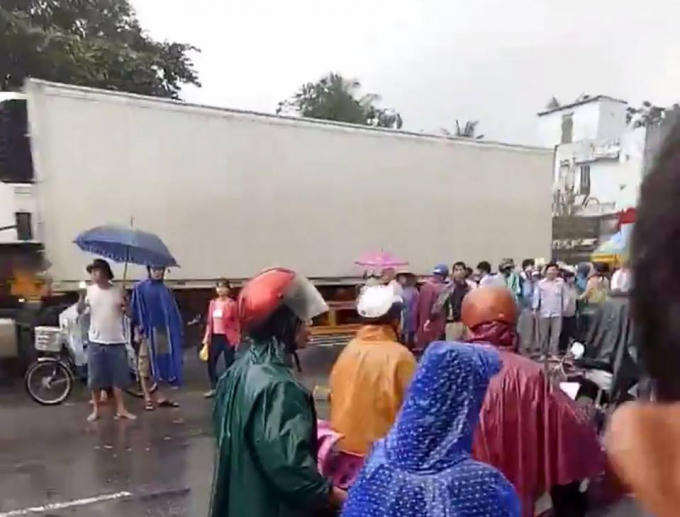 Nguyên nhân ban đầu nhận định là khi bé gái đi xe đạp rẽ qua đường còn ôtô tải chạy đằng sau với tốc độ cao đã cán qua người cháu bé.