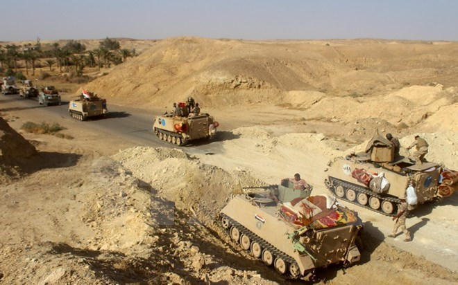 Các lực lượng Chính phủ Iraq tiến về thành phố Mosul từ khu vực Anbar ngày 10/10/2016. (Nguồn: AFP/TTXVN)