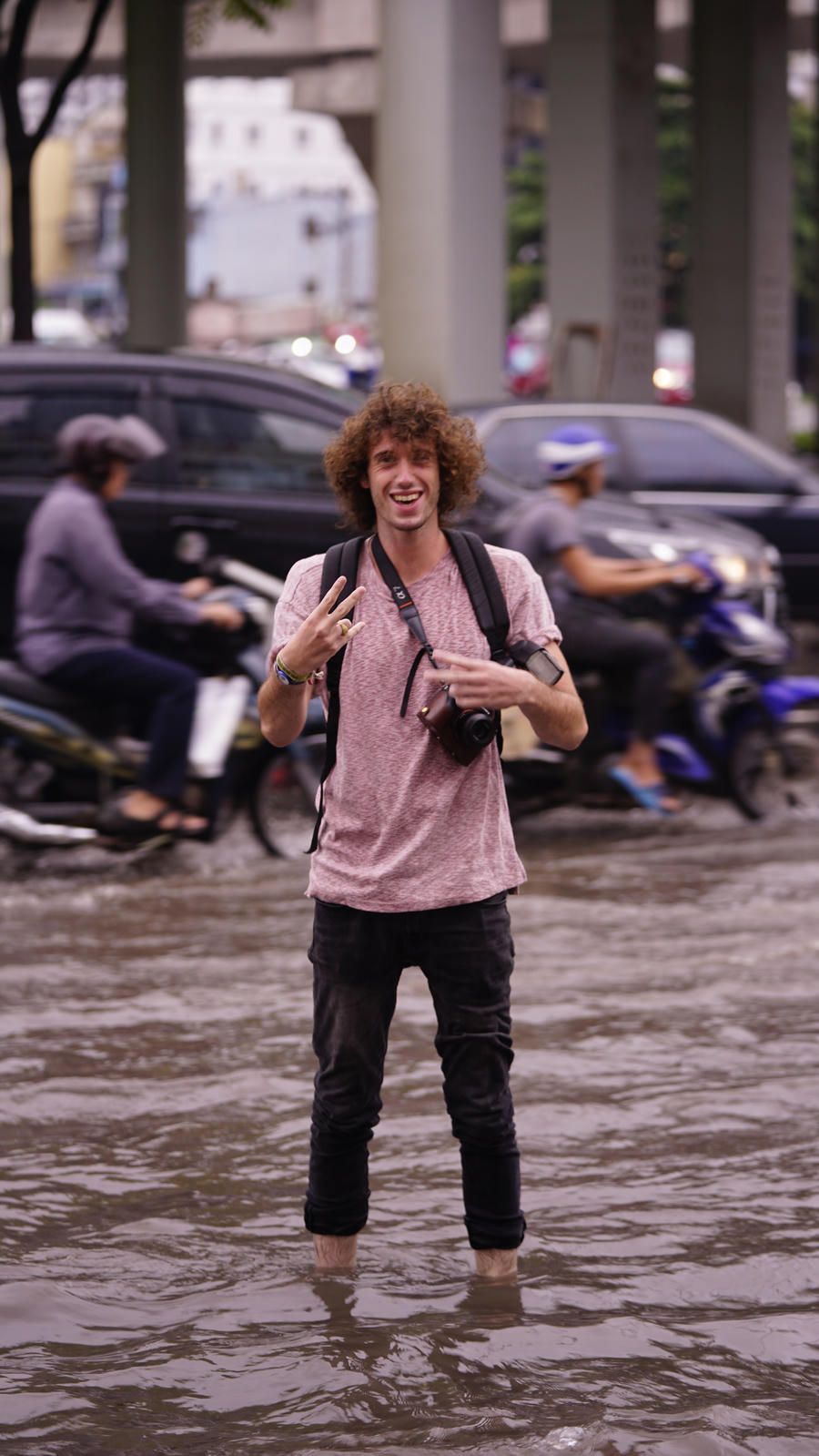 Người dân bì bõm lội nước về nhà sau cơn mưa lớn