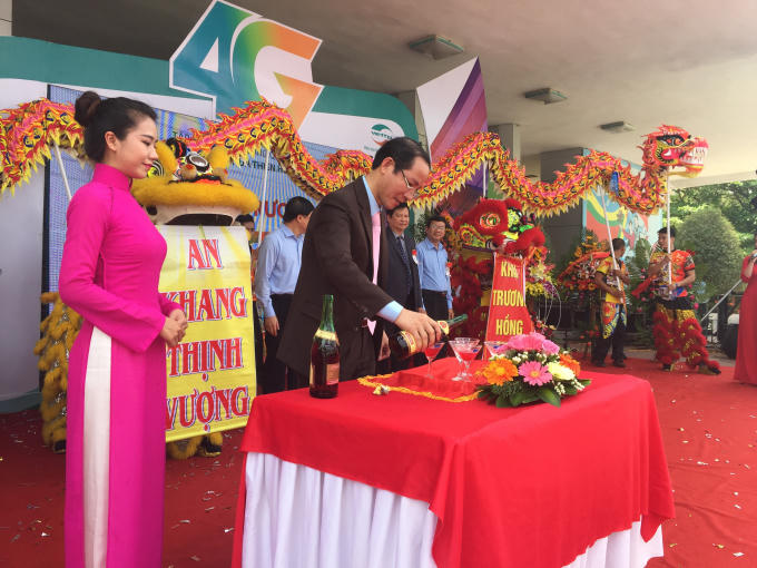 Ông Phan Xuân Hồng Giám đốc Viettel Thừa Thiên Huế rót rượu mời các đại biểu đến tham dự. (Ảnh: Đăng Hậu)