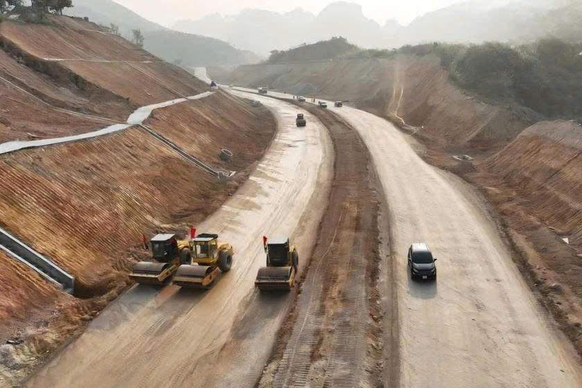 Các phương tiện máy móc được huy động thi công nền đường dự án cải tạo, nâng cấp Quốc lộ 279.