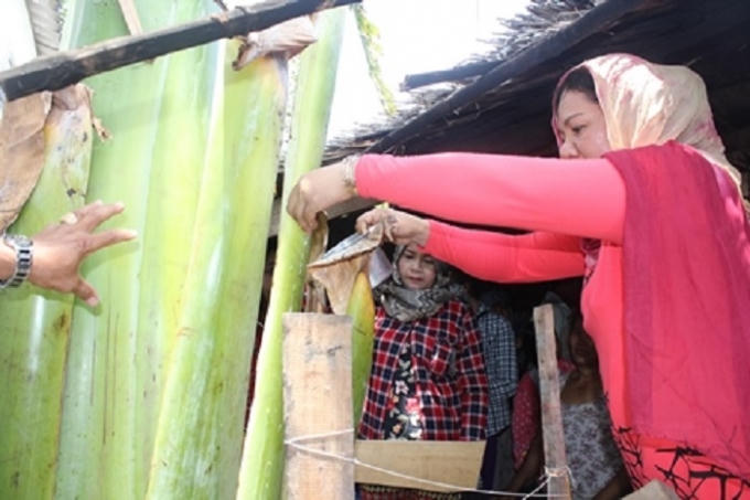 Nhiều người từ xa đến chỉ để tưới cây rồi rửa mặt hay sờ vào thân cây chuối cầu may.