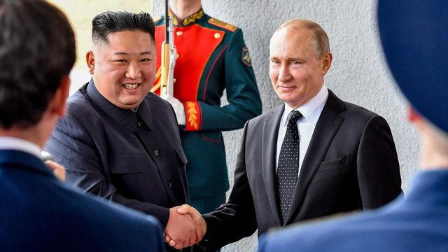 Hai nhà lãnh đạo Nga, Triều Tiên bắt tay nhau trong cuộc gặp đầu tiên. (Ảnh: TASS).