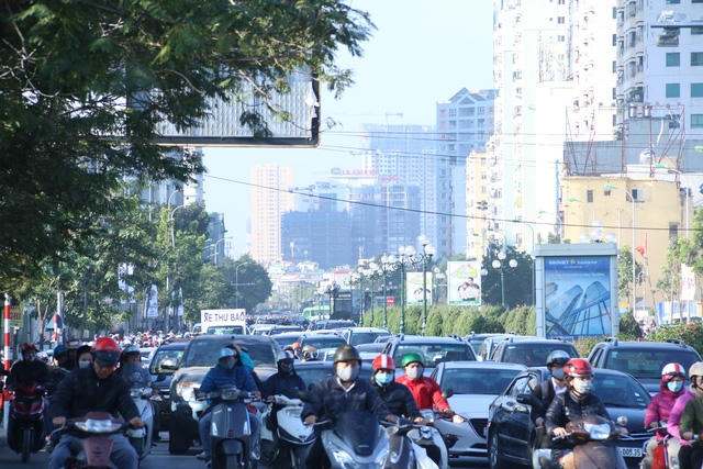 Giờ cao điểm buổi sáng tại nút giao thông Lê Văn Lương hướng di chuyển lên cầu vượt Láng Hạ. Các phương tiện giao thông luôn phải xếp hàng chờ đợi, thậm chí không thể di chuyển được do lượng phương tiện tham gia giao thông quá đông.