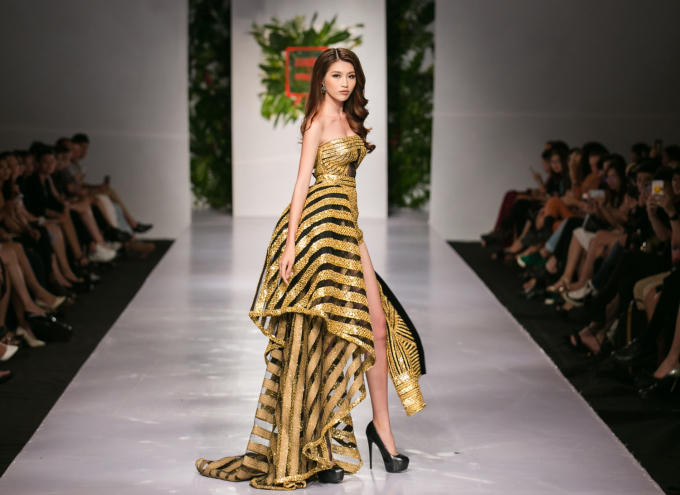 Quỳnh Châu diện đầm xẻ táo bạo trình diễn vedette trong show Lý Giám Tiền