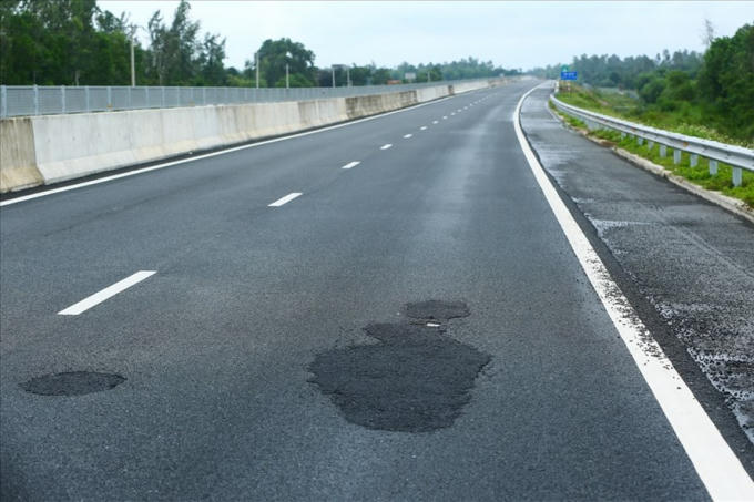 Những ổ gà trên đường cao tốc đã được vá víu thủ công ngay sáng nay -12.10. Ảnh Sơn Tùng.