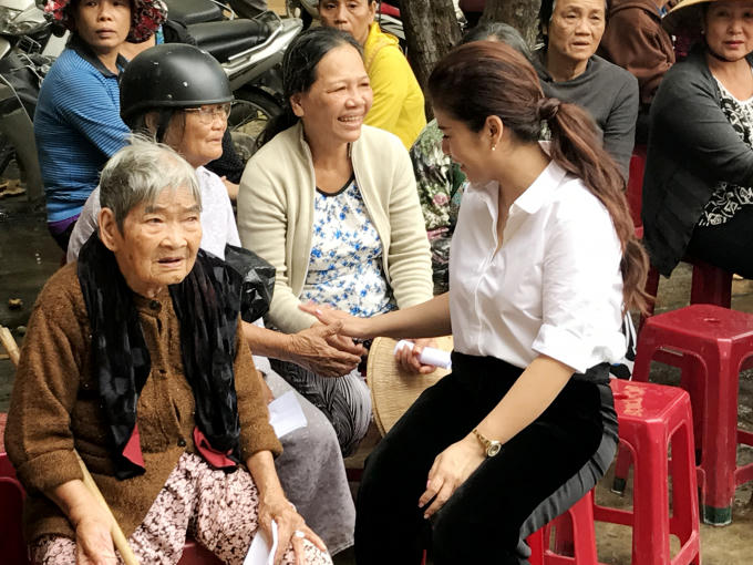 Doanh nh&acirc;n APEC cứu trợ cho người d&acirc;n tại phố cổ Hội An