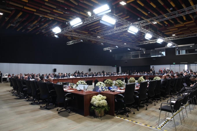 Phát biểu cùng ngày tại Hội nghị liên Bộ trưởng Ngoại giao - Kinh tế lần thứ 28 của APEC, Phó Thủ tướng, Bộ trưởng Ngoại giao Phạm Bình Minh khẳng định châu Á – Thái Bình Dương vẫn là động lực của tăng trưởng, liên kết toàn cầu và APEC duy trì được đà hợp tác với những bước tiến quan trọng. Ông cũng khẳng định Việt Nam đẩy mạnh đổi mới đồng bộ, toàn diện và hội nhập quốc tế sâu rộng, và cùng các thành viên APEC tiếp tục nỗ lực đóng góp vào việc duy trì hòa bình, ổn định, liên kết và thịnh vượng ở khu vực.