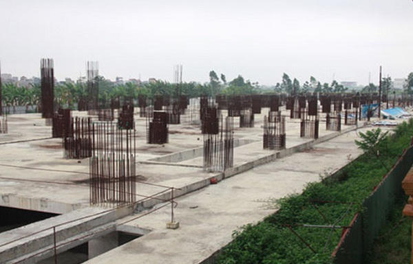 Dự án Tricon Tower đến nay vẫn là những cọc chông sừng sững